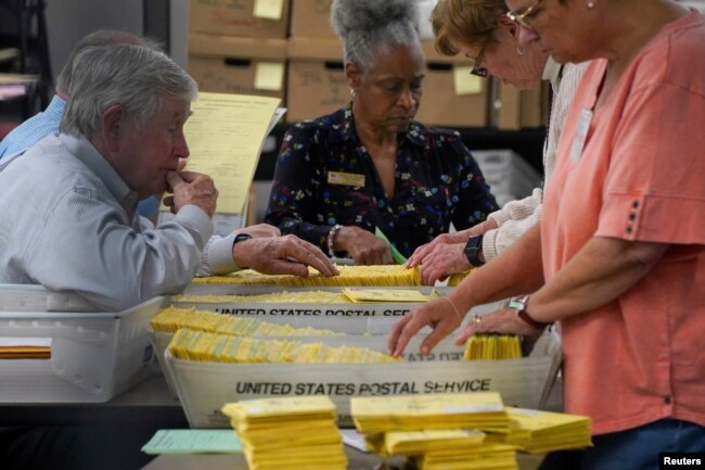 Election workers process ballots for the U.S. midterm election at Cobb County Elections and Registration Center in Marietta, Georgia, U.S., November 8, 2022. (REUTERS/Cheney Orr)