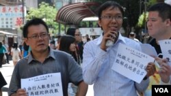 支持「追數日」遊行的香港人口政策關注組召集人譚凱邦(右)表示，香港零售銷售額今年連續5個月錄得按年跌幅，與中國領導人大力打貪有關(美國之音湯惠芸)