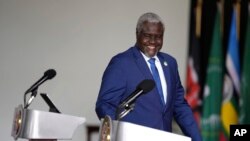 Mwenyekiti wa Tume ya Umoja wa Afrika (AU) Moussa Faki Mahamat, akitabasamu wakati akielekea kwenye jukwaa kuhutubia uzinduzi wa mazungumzo ya ngazi ya juu ya amani ya Sudan Kusini katika Ikulu ya Nairobi, Kenya, Alhamisi, Mei 9, 2024.