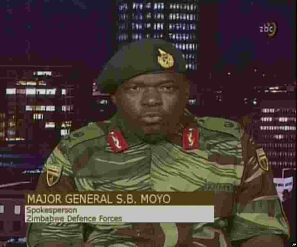 Dans cette capture d&#39;écran, le général S.B. Moyo, porte-parole de l&#39;armée, donne un discours sur la télévision nationale à Harare, Zimbabwe, le 15 novembre 2017.