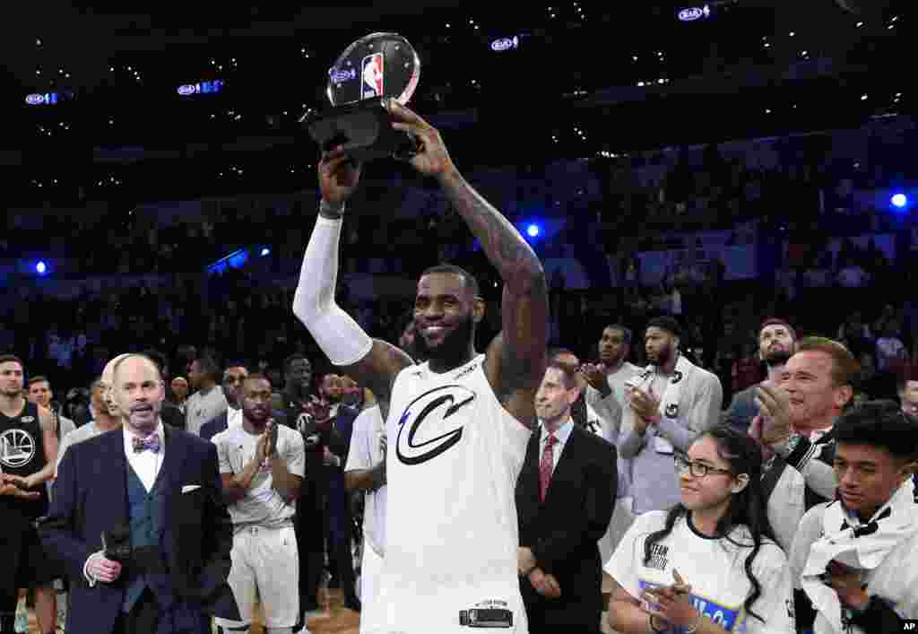 LeBron James, joueur des Cavaliers de Cleveland, avec son trophée de MVP après que son équipe ait gagné, le 18 février 2018, à Los Angeles.