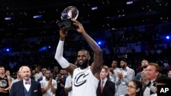 LeBron James soulève son trophée de MVP, Los Angeles, le 18 février 2018 