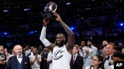 LeBron James avec son trophée de MVP après que son équipe a battu l'équipe Stephen le 18 février 2018, à Los Angeles.