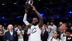 Lebron Džejms sa trofejom namenjenom najkorisnijem igraču Ol-star utakmice u Los Anđelesu, 18. februara 2018. (Foto: AP/Chris Pizzello)