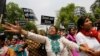 Ấn Độ: Sức khỏe bé gái bị cưỡng hiếp cải thiện, biểu tình tiếp diễn