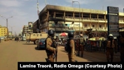 Les forces de sécurité patrouillent, samedi 16 janvier 2016, après l'attaque qui a fait au moins 26 morts à Ouagadougou. (Lamine Traoré, Radio Omega)