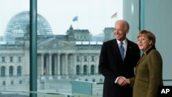 지난 2013년 2월 앙겔라 메르켈 독일 총리와 조 바이든 당시 미국 부통령이 베를린에서 만났다.
