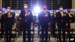한국의 윤석열 국민의힘 대선후보(가운데 왼쪽)와 이재명 더불어민주당 대선후보(오른쪽)가 3일 서울 여의도 한국거래소에서 진행된 '2022년 증권·파생상품시장 개장식'에 나란히 참석했다.
