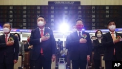 한국의 윤석열 국민의힘 대선후보(가운데 왼쪽)와 이재명 더불어민주당 대선후보(오른쪽)가 3일 서울 여의도 한국거래소에서 진행된 '2022년 증권·파생상품시장 개장식'에 나란히 참석했다.