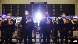 한국 제1야당 국민의힘 윤석열(가운데 왼쪽) 대선후보와 집권 더불어민주당 이재명(가운데 오른쪽) 대선후보가 지난달 3일 증권거래소 행사에서 국기에 대한 경례를 하고있다.