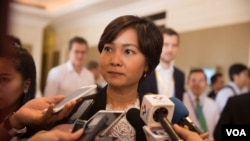 Chea Serey, director general of Central Banking from the National Bank of Cambodia, speaks to reporters at the “Fintech” forum in Phnom Penh, Cambodia, Tueday May 09, 2017. (Hean Socheata/VOA Khmer)