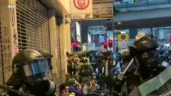 Tirs des gaz lacrymogènes contre les manifestants à Hong Kong