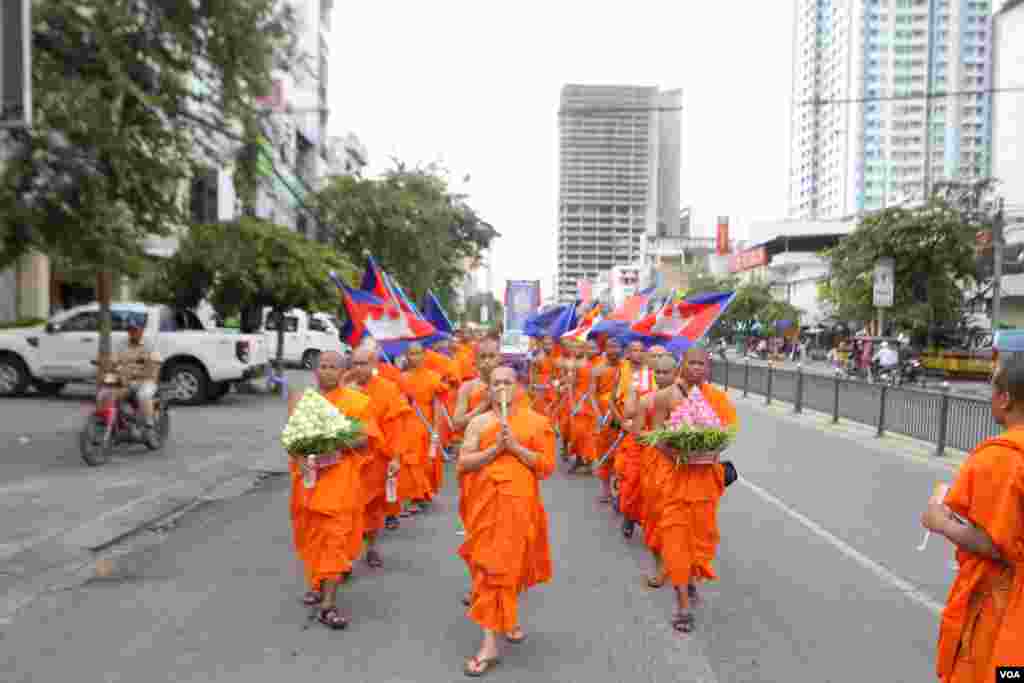 ព្រះសង្ឃនិងអ្នកកាន់ព្រះពុទ្ធសាសនា ១០០០នាក់ដង្ហែក្បួនតាមបែបព្រះពុទ្ធសាសនាក្នុងពិធីវិសាខបូជានៅថ្ងៃទី២០ឧសភាឆ្នាំ២០១៦។ វិសាខបូជាជាពិធីបែបព្រះពុទ្ធសាសនាដ៏សំខាន់ប្រចាំឆ្នាំដើម្បីរំឮកថ្ងៃដែលព្រះពុទ្ធប្រសូត្រ ត្រាស់ដឹង និងចូលបរិនិព្វាន។ (ឡេង ឡែន/VOA)
