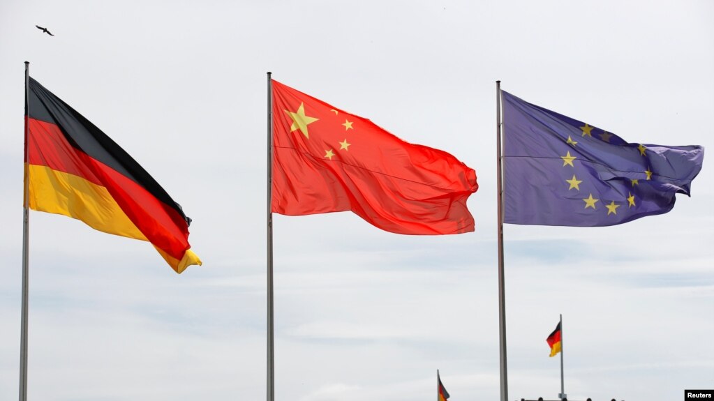 资料照：中国总理李克强访德期间，柏林总理府前面的德、中国旗和欧盟旗帜。（2018年7月9日） (photo:VOA)