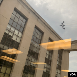 参加华盛顿独立日庆祝活动的美国海军蓝天使特技飞行队从美国之音办公大楼上空飞过。(2019年7月4日)