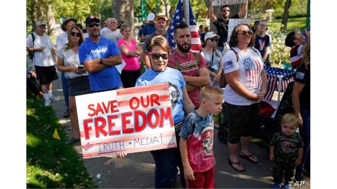 Un mitin antimáscara fuera de la mansión del Gobernador de Utah, el 12 de septiembre de 2020, en Salt Lake City.