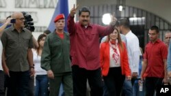 El único requisito que la constitución venezolana establece para la toma de posesión es que se realice el 10 de enero del año en el que inicia el sexenio del presidente.