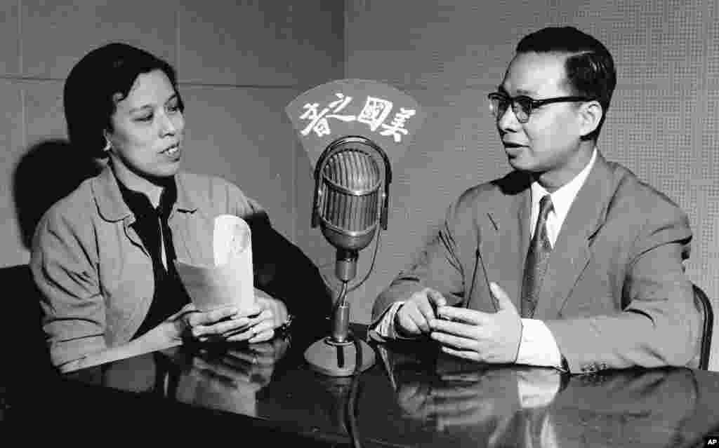 老照片回顾：美国之音中文广播70年