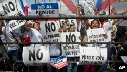 Simpatizantes del candidato derechista Norman Quijano protestan frente a la sede del Tribunal Supremo Electoral exigiendo el recuento voto por voto.