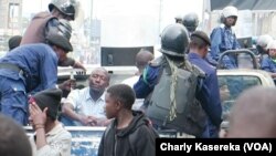 Des policiers transportent des jeunes arrêtés devant la Cathédrale Saint-Joseph à Goma, en RDC, le 25 février 2018/ (VOA/Charly Kasereka)