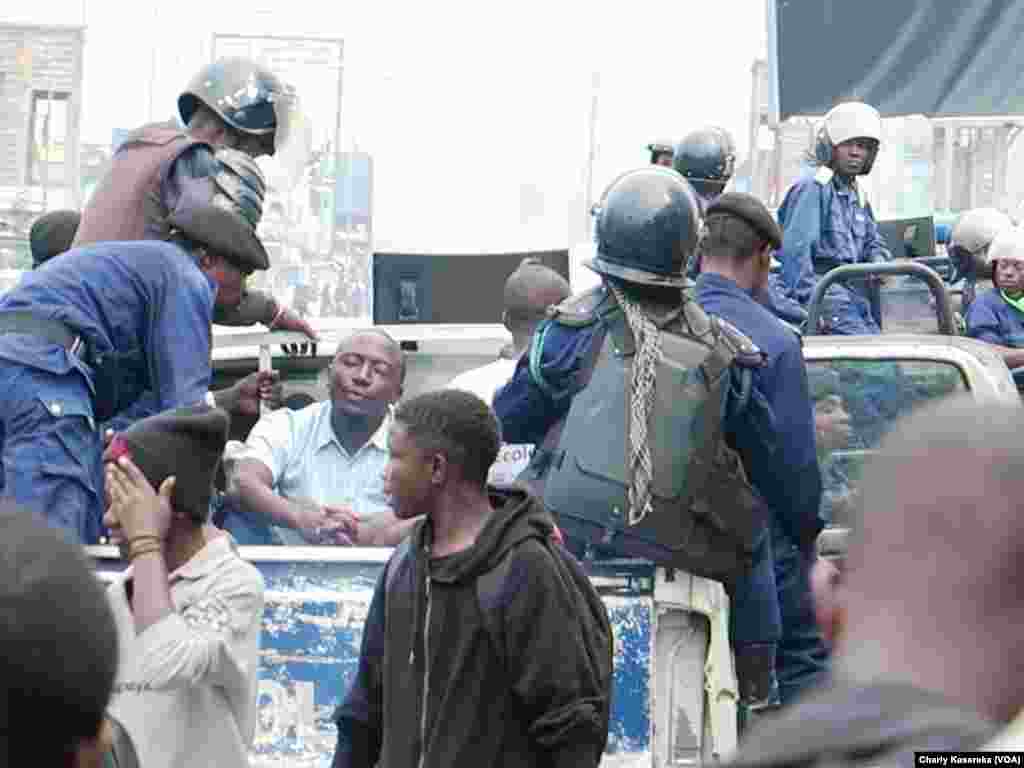 Des policiers transportent des jeunes arrêtés devant la Cathédrale Saint-Joseph à Goma, en RDC, le 25 février 2018/ (VOA/Charly Kasereka)