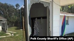 L'arrière de la résidence où un policier est entré et a échangé des tirs avec un suspect dans un quartier de Lakeland, en Floride, le 5 septembre 2021.