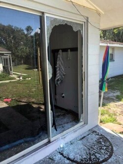 Bagian belakang kediaman tempat seorang letnan polisi polisi dan terlibat baku tembak dengan tersangka penembakan di sebuah lingkungan di Lakeland, Florida. (Foto: via AP)