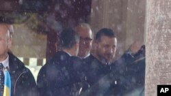 2023年5月13日，乌克兰总统泽连斯基（右）离开酒店，前往与意大利总统马塔雷拉的会晤。泽连斯基正在意大利进行为期一天的访问，并将在梵蒂冈会见教宗方济各。