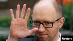 Perdana Menteri Ukraina Arseniy Yatsenyuk mengundurkan diri hari Kamis (24/7). 