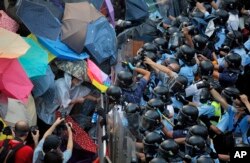 香港警察在港府大楼外面使用辣椒喷雾剂。