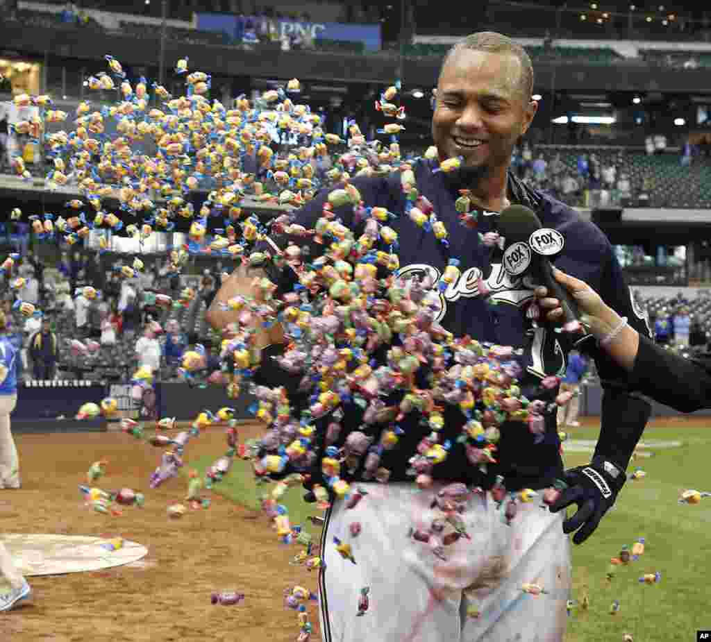 Milwaukee Brewers&#39; Martin Maldonado is showered with bubble gum during a post game interview after the 7-6 victory against the Arizona Diamondbacks in a 17 inning baseball game in Milwaukee, Wisconsin, USA, May 31, 2105.