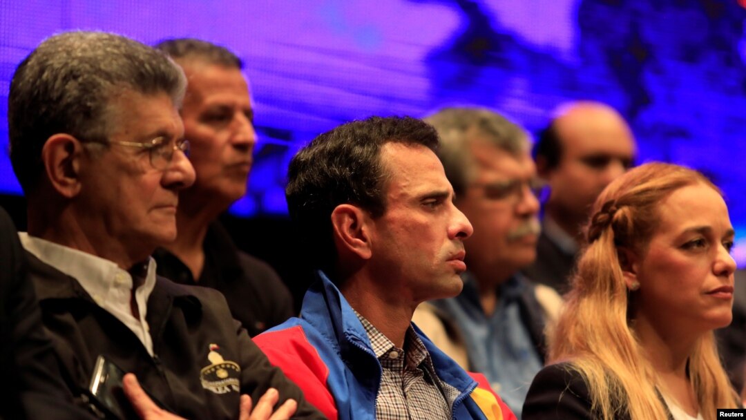 Archivo - Henry Ramos Allup, junto con Henrique Capriles y Lilian Tintori, esposa del líder opositor Leopoldo López en una reunión del Frente Amplio Venezuela, en Caracas. 8 de marzo de 2018.