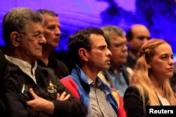 El ex candidato presidencial, Henrique Capriles, sostiene que no participar en las elecciones parlamentarias de diciembre próximo sería "regalar" la Asamblea Nacional al gobierno en disputa de Venezuela. [Archivo]