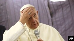 Papa Fransisiko yishura ku bibazo vy'abamenyeshamakuru atahutse i Rome mu Butaliyano, Ukwezi kwa mbere, itariki 21, 2018. 