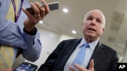 McCain también ha discutido con el presidente en torno a los comentarios que hizo sobre la posible legalidad de la tortura.