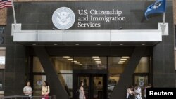 Gente esperando en la Oficina de Ciudadanía y Servicios de Inmigración en Nueva York. Recientemente, el gobierno de Barack Obama otorgó una amnistía especial a jóvenes estudiantes para evitar que sean deportados. 