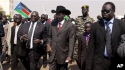 Rais wa Sudan Kusini Salva Kiir akifuatana na maafisa wa serikali yake mjini Juba.