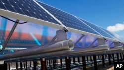 Tres Reid, representante de los edificios que recibirán los techos solares dijo a Los Angeles Times que "los beneficios son tan convincentes que no hay duda que todos salen ganando con él".