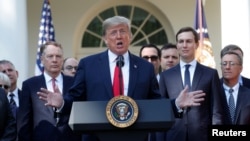 도널드 트럼프 미국대통령이 1일 백악관에서 기자회견을 열고 북미자유무역협정 (NAFTA·나프타) 재협상 결과를 발표하고 있다.