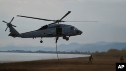 Fuerzas especiales de España aterrizan en una playa desde un helicóptero militar durante el ejercicio Steadfast Dart 2025, en el que participan unas 10.000 tropas de 9 naciones en la mayor operación de la OTAN planificada este año, en Nea Anchialos, Grecia, 13 de febrero de 2025