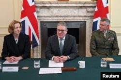 نخست‌وزیر بریتانیا در نشستی در سی‌ام مارس در کنار مدیرعامل بی‌پی(چپ) و فرمانده عملیات نیروی دریای سلطنتی بریتانیا