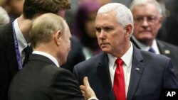 El vicepresidente de EE.UU., Mike Pence conversa con el presidente ruso Vladimir Putin en Cumbre en Singapur de países de Asia.