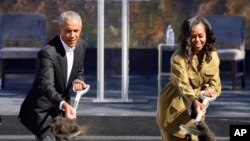 Ino foto ya Barack Obama yahoze atwara Amerika na Madamu wiwe Michelle Obama yafashwe igenekerezo rya 28 ukwezi kwa cenda ko mu 2021. Hari umunsi batanguza ibikorwa vyo kubaka ikigo citiriwe Obama. 