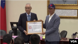 台灣企業家郭台銘（右）正式宣布參選台灣2020總統大選。（視頻截圖）