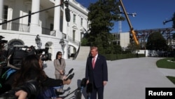 Президент США Дональд Трамп отвечает на вопросы журналистов перед вылетом  в Канзас, Белый дом, Вашингтон, округ Колумбия, США, 19 октября 2026 года.  (Фото: Reuters/Умит Бекташ)