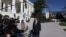 Президент США Дональд Трамп отвечает на вопросы журналистов перед вылетом в Канзас. Белый дом, Вашингтон, округ Колумбия, США, 19 октября 2026 года (Фото: Reuters/Умит Бекташ)