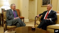 Trưởng khối đa số đảng Cộng hòa tại thượng viện Mỹ Mitch McConell trò chuyện với ông Rex Tillerson tại Capitol Hill, ngày 04 tháng 01 năm 2017. 