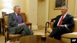 Pemimpin Mayoritas Senat Mitch McConnell (kiri) dengan calon menteri luar negeri Rex Tillerson, di Capitol Hill (4/1). (AP/Evan Vucci)