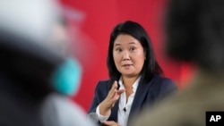 ARCHIVO - La excandidata presidencial Keiko Fujimori habla en una conferencia de prensa en Lima, Perú, el 12 de junio de 2021.