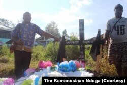 Dua warga di kuburan pengungsi Nduga di Distrik Napua, Kabupaten Jayawijaya. (Foto: Tim Kemanusiaan Nduga)